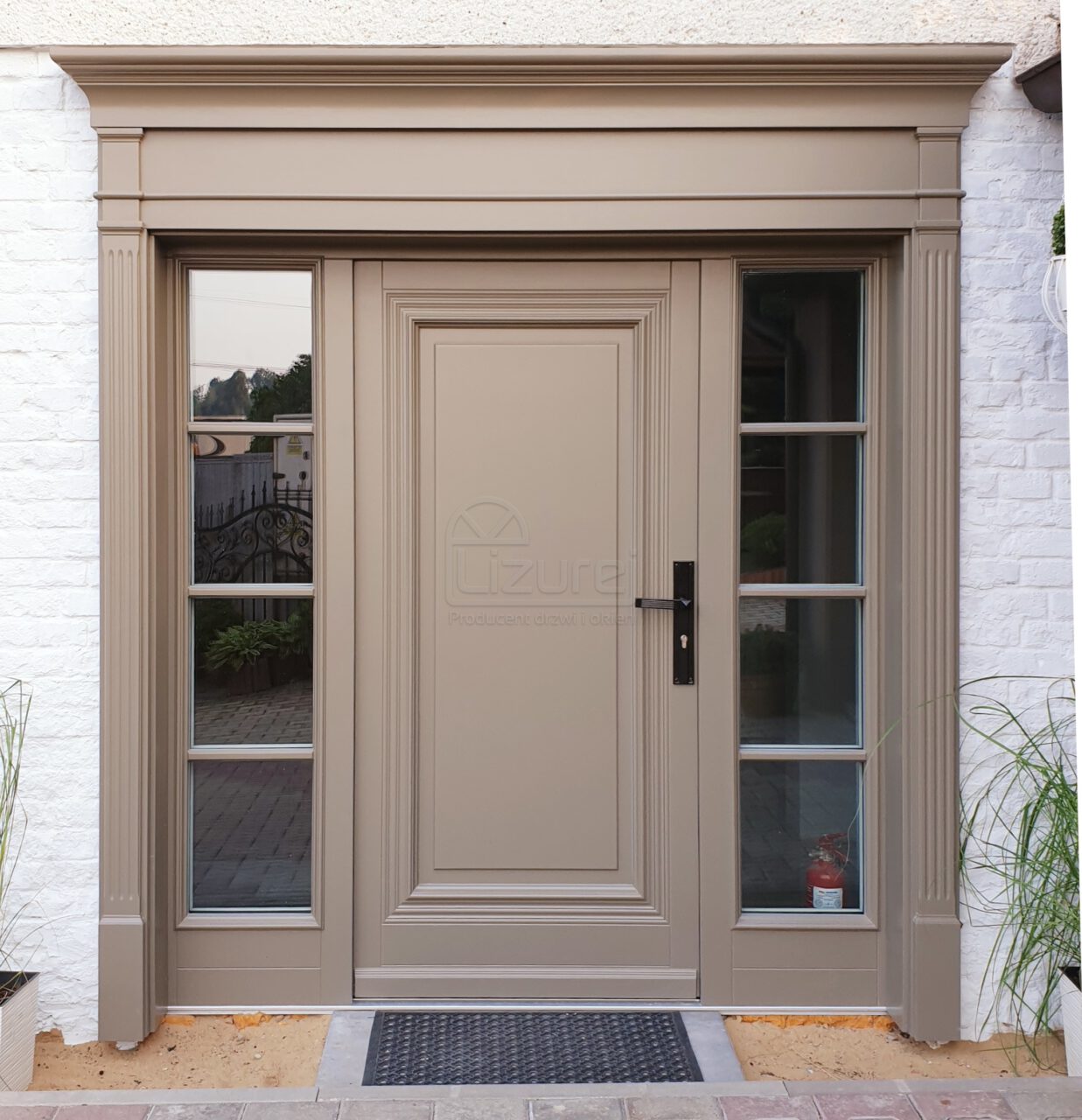Drzwi zewnętrzne drewniane z oprawą i portalem ozdobnym LZ622 - Producent  drzwi drewnianych na wymiar Lizurej