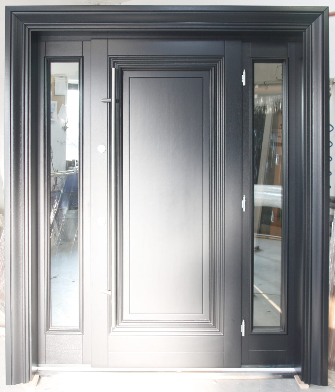 Drzwi zewnętrzne drewniane czarne z pochwytem i dostawkami LZ636